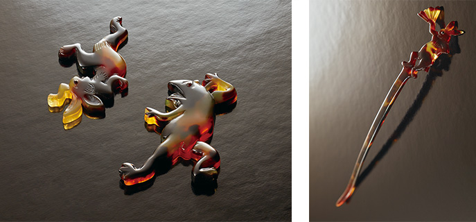 べっ甲ブローチ 鳥獣戯画 - 相撲ウサギ、相撲カエル(左)べっ甲かんざし 鳥獣戯画 - あっぱれウサギ(右)